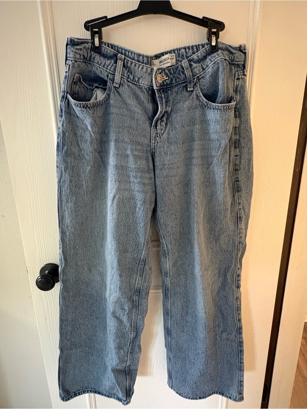 Hollister Low-Rise Baggy Jeans W31 Size 12 Bow Light Wash